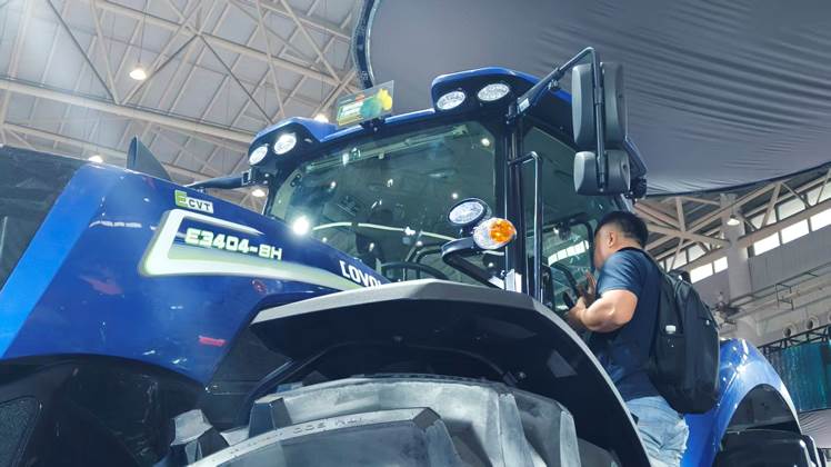 2雷沃E3404-8H油电混合动力拖拉机