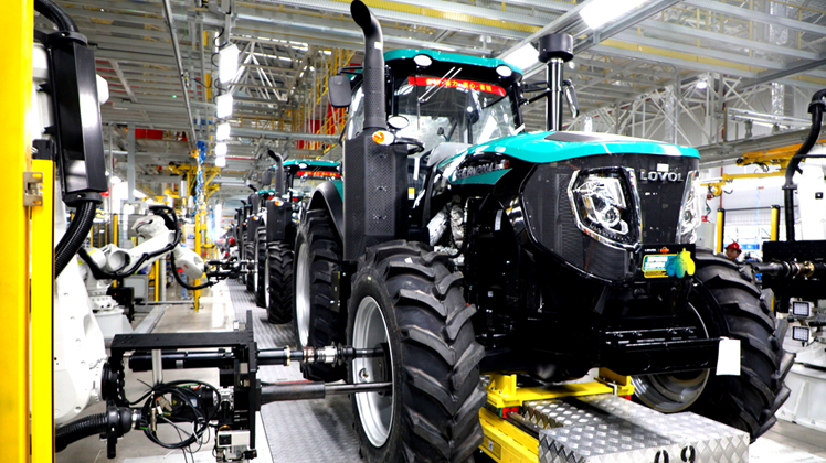 4拖拉机生产车间