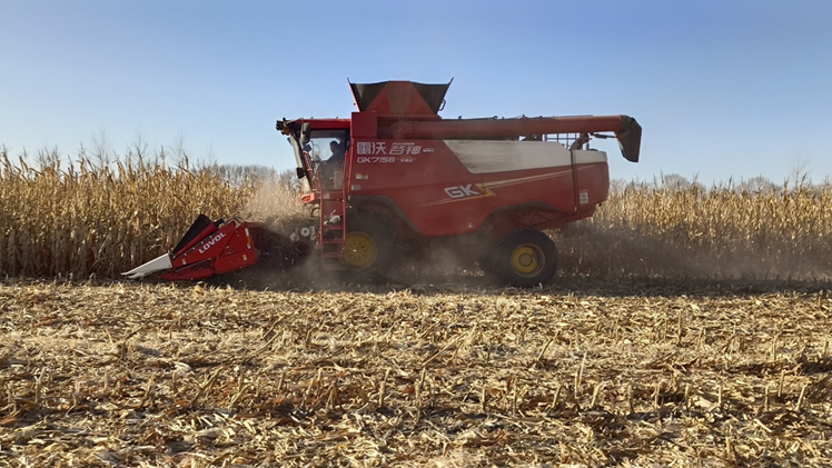1新款大喂入量收获机械在黑龙江进行极寒性能测试