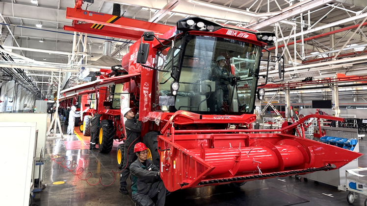 5轮式机生产车间