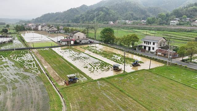 2.雷沃履带式拖拉机田间作业