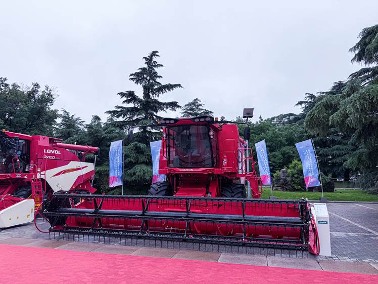 5.雷沃GK120大型谷物联合收割机